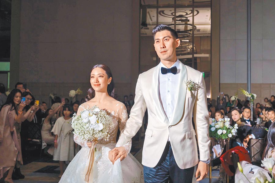 我們很想你！毛加恩婚禮「全場掉淚默哀1分鐘」　伴郎少一人「堅持留位高以翔」：你沒有缺席