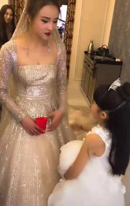 最美後媽！婚禮上繼女「求擁抱」    新娘一臉不情願，網友卻讚：後媽很貼心