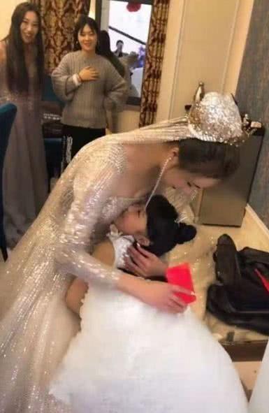 最美後媽！婚禮上繼女「求擁抱」    新娘一臉不情願，網友卻讚：後媽很貼心