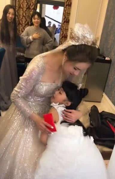 最美後媽！婚禮上繼女「求擁抱」    新娘一臉不情願，網友卻讚：後媽很貼心