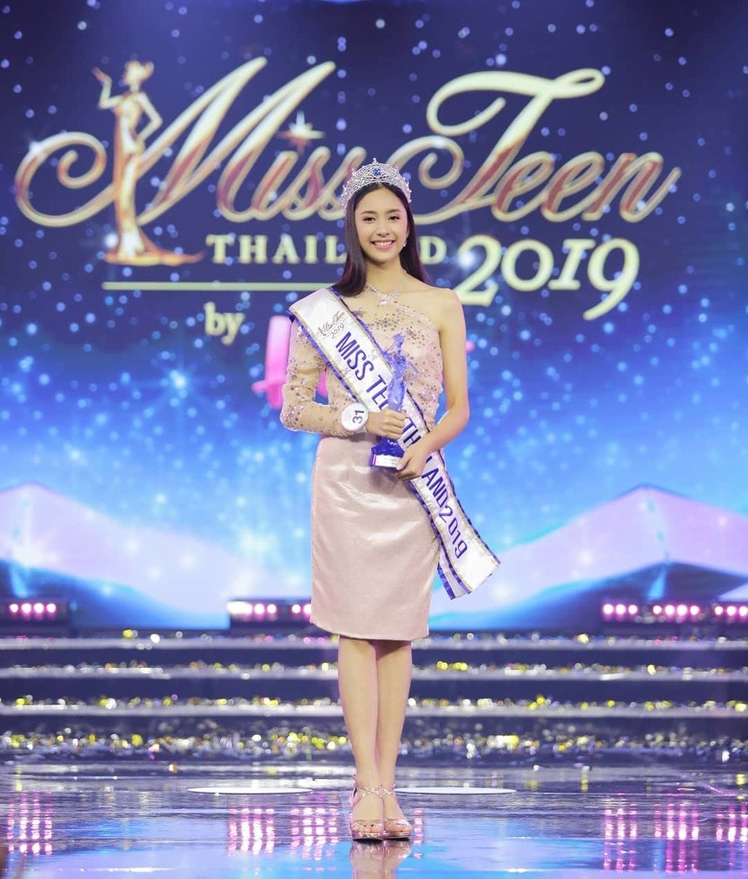 15歲仙女高中生「絕美顏值摘下選美冠軍」！一看到「私下素顏清純學生樣」全網驚呆：真正的美女❤