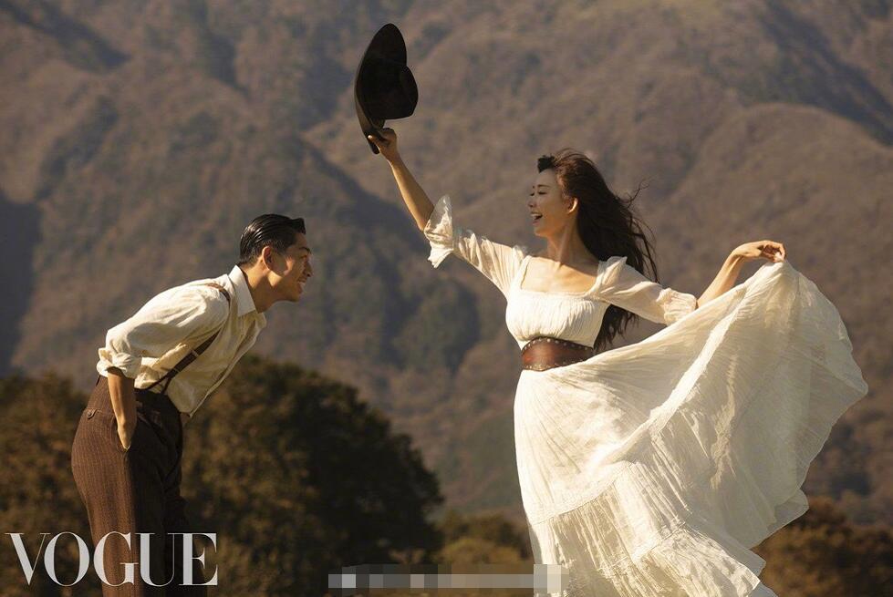 林志玲婚後寫真曝光！「霸氣攬老公親臉頰」互動超有愛　「 小倆口富士山下相擁」眼裡只有彼此