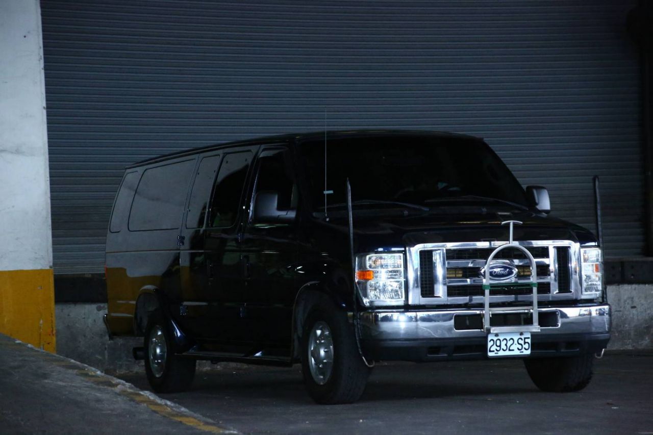 高以翔回台灣了！水晶棺蓋上藍布「5份文件快速過2關」　家屬淚眼撐黑傘「護送愛兒最後一哩路」
