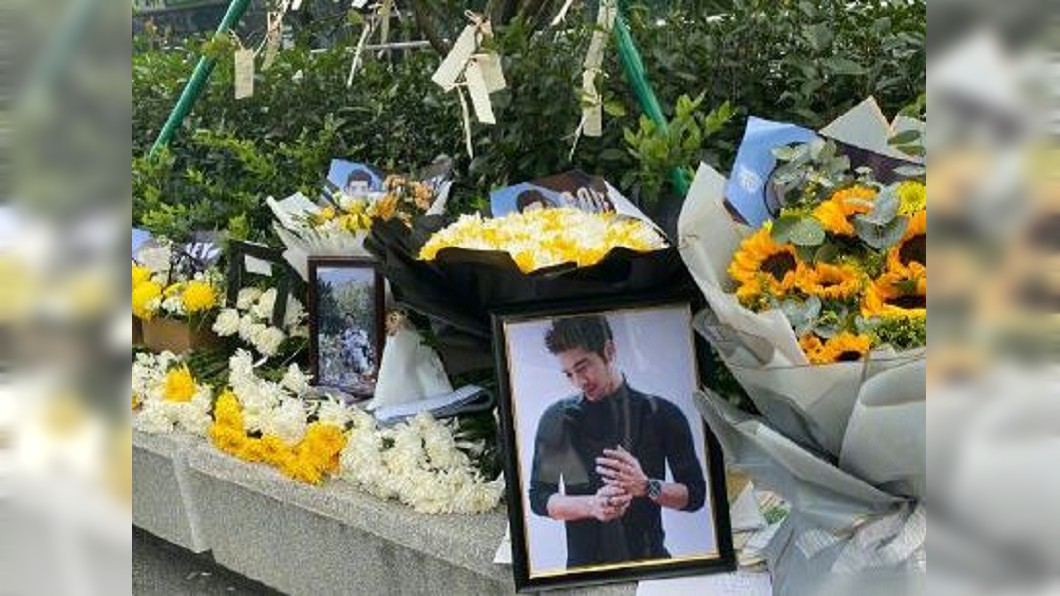 高以翔回台灣了！水晶棺蓋上藍布「5份文件快速過2關」　家屬淚眼撐黑傘「護送愛兒最後一哩路」