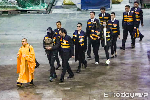 高以翔回台灣了！水晶棺蓋上藍布「5份文件快速過2關」　家屬淚眼撐黑傘「護送愛兒最後一哩路」