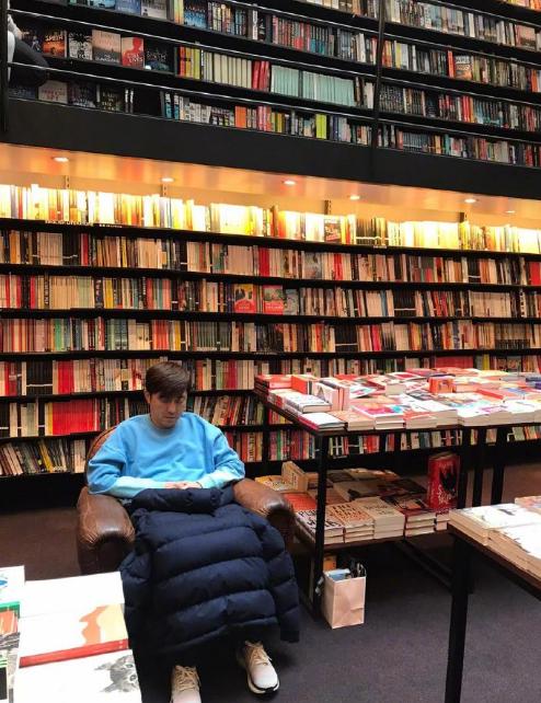 哈林庾澄慶曬近照「書店張嘴大睡」甜曝老婆視角　保養得宜「58歲像40歲」年輕秘訣是愛玩愛鬧