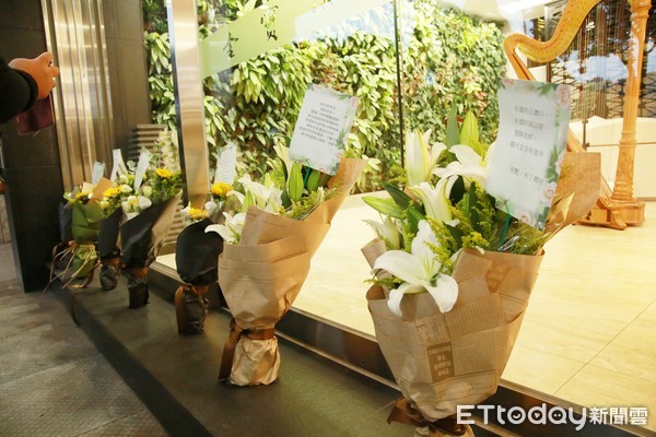 陪伴高以翔回台！父母現身殯儀館「淚崩捧著牌位」　堅強停下腳步「雙手合十吐心聲」網看了也鼻酸