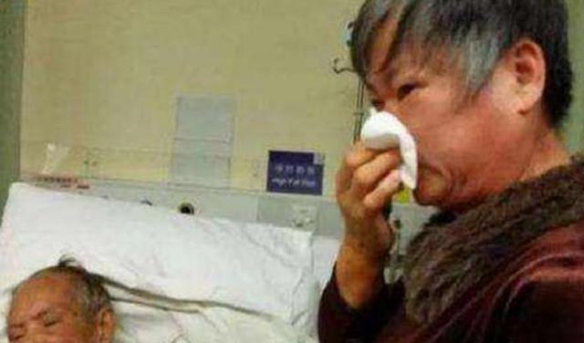 苦苦哀求！70歲老太跪下「求女兒賣房」救老伴　女兒冷漠拒絕「卻獲全網支持」：不值得同情的父母