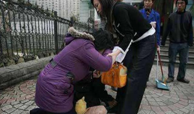 苦苦哀求！70歲老太跪下「求女兒賣房」救老伴　女兒冷漠拒絕「卻獲全網支持」：不值得同情的父母