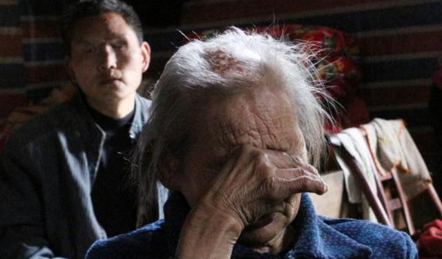 苦苦哀求！70歲老太跪下「求女兒賣房」救老伴　女兒冷漠拒絕「卻獲全網支持」：不值得同情的父母
