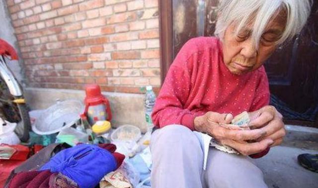 苦苦哀求！70歲老太跪下「求女兒賣房」救老伴　女兒冷漠拒絕「卻獲全網支持」：不值得同情的父母
