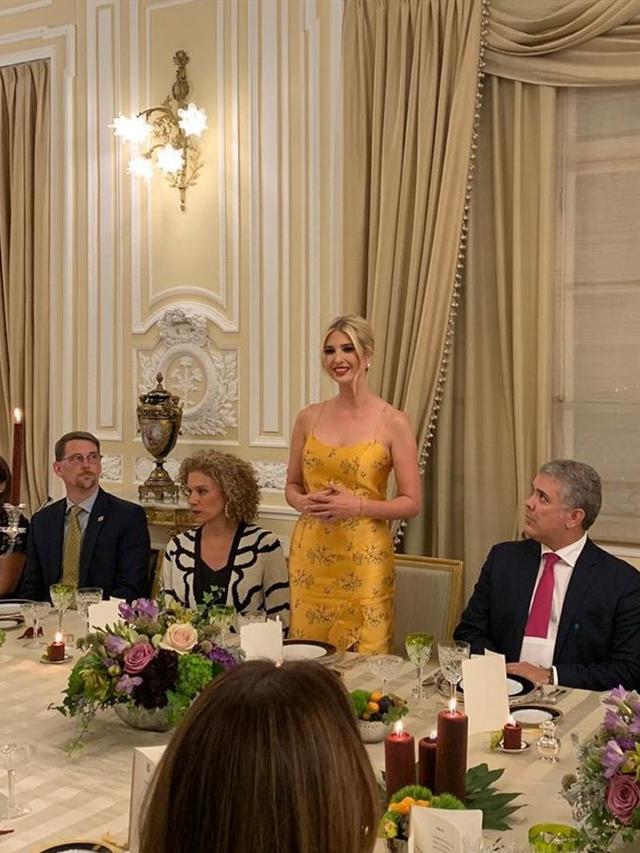   伊萬卡不再低調！一襲金黃色裙子配高貴盤髮優雅迷人，與弟媳撞色絲毫不輸