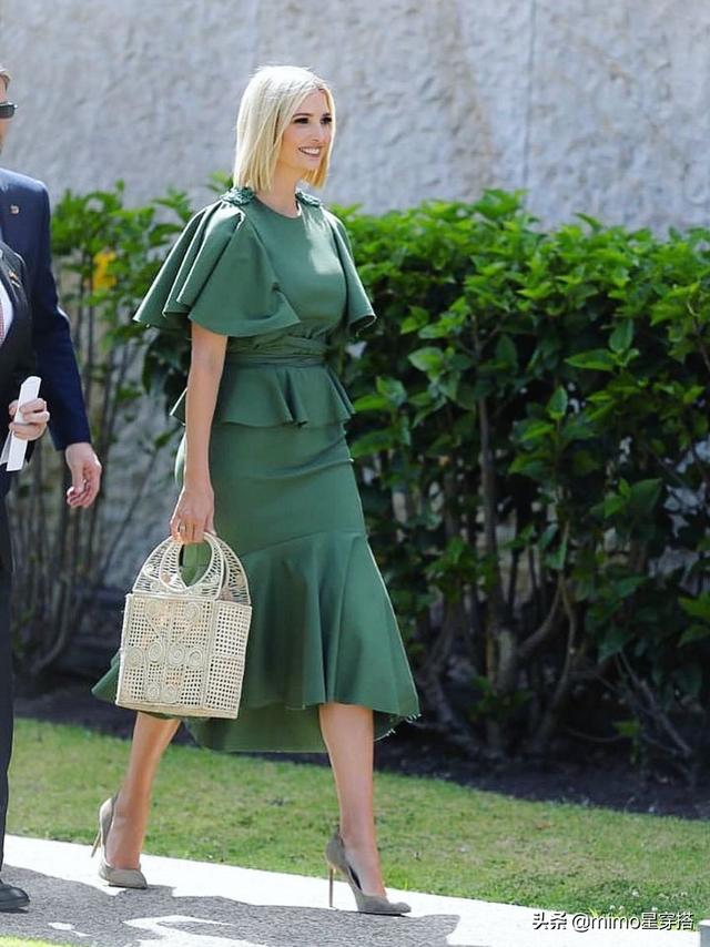   伊萬卡不再低調！一襲金黃色裙子配高貴盤髮優雅迷人，與弟媳撞色絲毫不輸