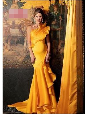   伊萬卡不再低調！一襲金黃色裙子配高貴盤髮優雅迷人，與弟媳撞色絲毫不輸