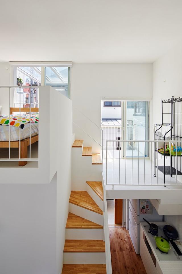 超狂夫妻「在22坪屋裡建3座陽台」眾人超不解！當見到「屋內破天荒設計」卻秒羨慕：他們在空中睡覺！