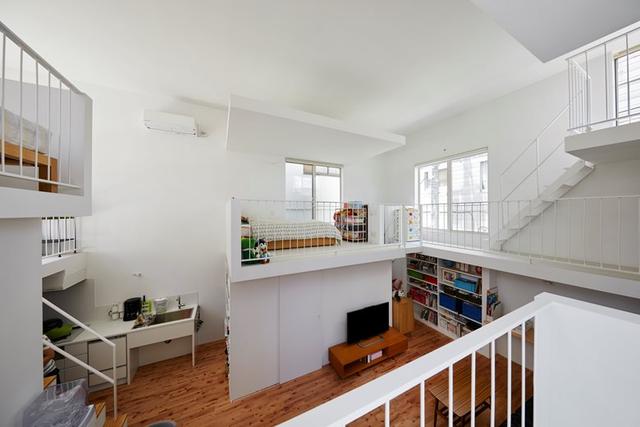超狂夫妻「在22坪屋裡建3座陽台」眾人超不解！當見到「屋內破天荒設計」卻秒羨慕：他們在空中睡覺！