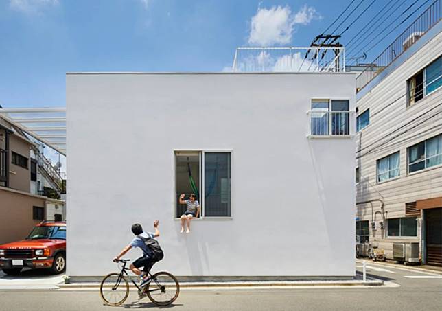 超狂夫妻「在22坪屋裡建3座陽台」眾人超不解！當見到「屋內破天荒設計」卻秒羨慕：他們在空中睡覺！