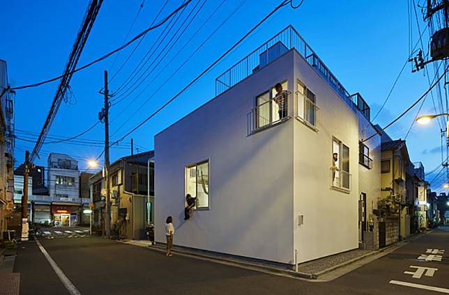 超狂夫妻「在22坪屋裡建3座陽台」眾人超不解！當見到「屋內破天荒設計」卻秒羨慕：他們在空中睡覺！
