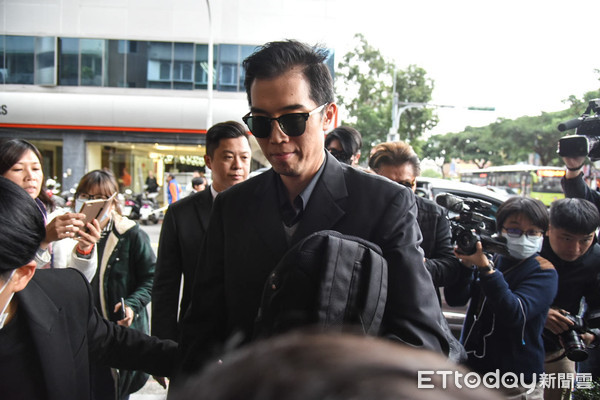 高以翔頭七結束！高母見「兒子20年恩人老友」不禁相擁痛哭　花束圍繞「照片帥氣陽光」望展翅高飛