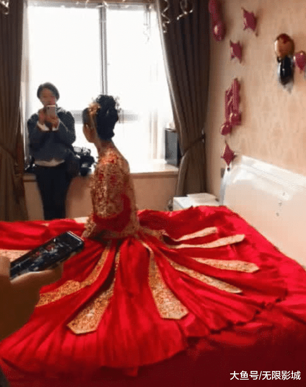 堵門招數花樣百出！新郎接親遇到「最強堵門」差點空手離去，伴郎團使出渾身解數：紅包都扛不住了啦