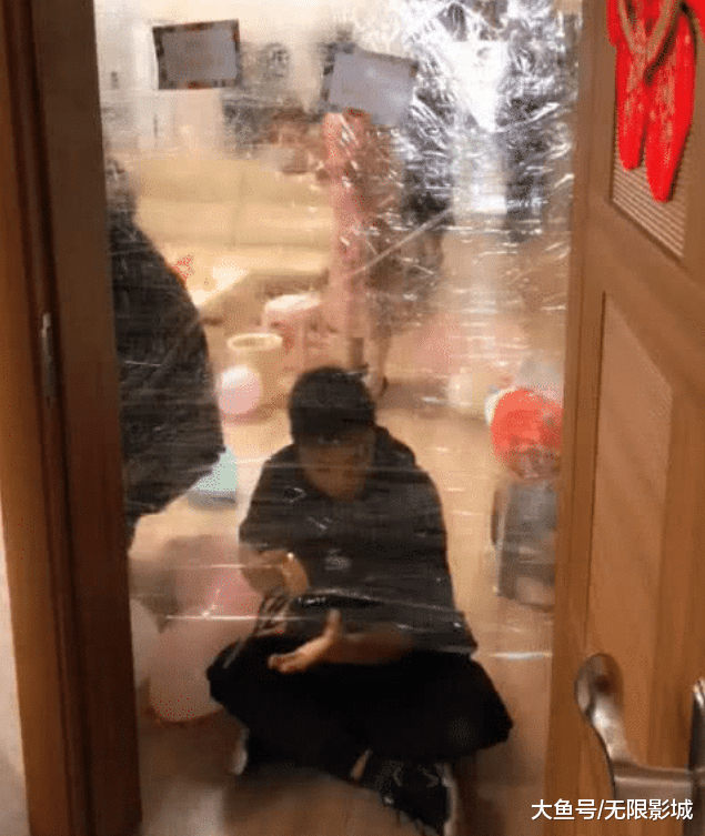 堵門招數花樣百出！新郎接親遇到「最強堵門」差點空手離去，伴郎團使出渾身解數：紅包都扛不住了啦