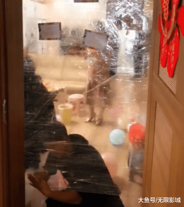 堵門招數花樣百出！新郎接親遇到「最強堵門」差點空手離去，伴郎團使出渾身解數：紅包都扛不住了啦