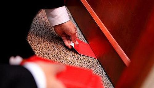 堵門招數花樣百出！新郎接親遇到「最強堵門」差點空手離去，伴郎團使出渾身解數：紅包都扛不住了啦