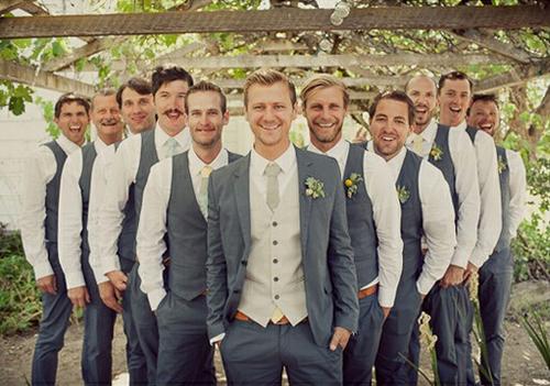 堵門招數花樣百出！新郎接親遇到「最強堵門」差點空手離去，伴郎團使出渾身解數：紅包都扛不住了啦