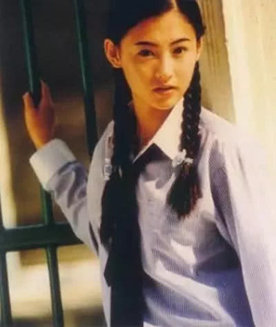 張柏芝曬「學生時期證件照」！「絕世美顏」不化妝也濃眉大眼 　「眼睛好像會說話」清秀靈動網讚：純天然