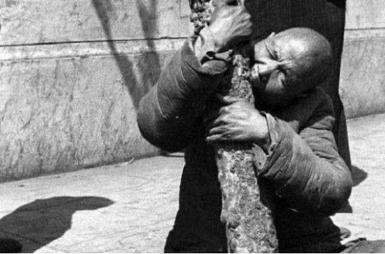 古代鬧飢荒窮人吃不上飯「啃樹皮果腹」，河裡魚蝦泛濫為何不下河捕捉？專家揭真相：換你也不會去
