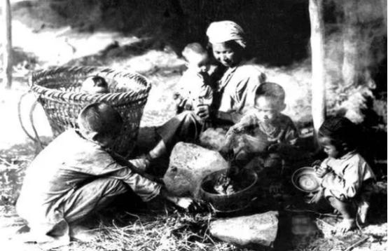 古代鬧飢荒窮人吃不上飯「啃樹皮果腹」，河裡魚蝦泛濫為何不下河捕捉？專家揭真相：換你也不會去