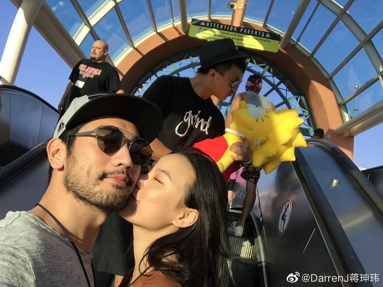 昔日是螢幕情侶！高以翔頭七「家屬拒收張鈞甯花籃」　工作人員最後「把整盆花全部移走」