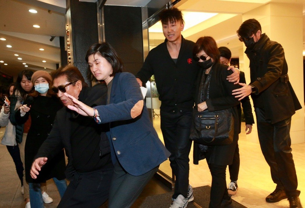 昔日是螢幕情侶！高以翔頭七「家屬拒收張鈞甯花籃」　工作人員最後「把整盆花全部移走」