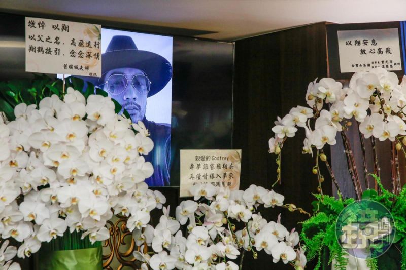 昔日是螢幕情侶！高以翔頭七「家屬拒收張鈞甯花籃」　工作人員最後「把整盆花全部移走」