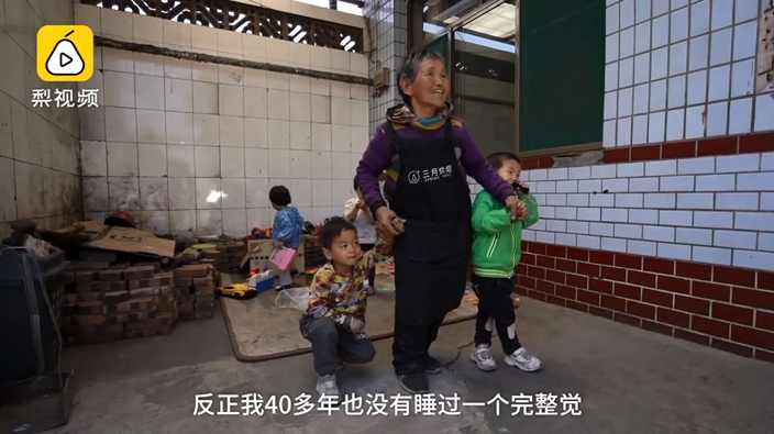 人間菩薩！71歲駝背嬤拾荒維生「帶大45名孤兒」從沒睡飽過　自豪「教出仁醫」懂知恩圖報：奉獻到走為止