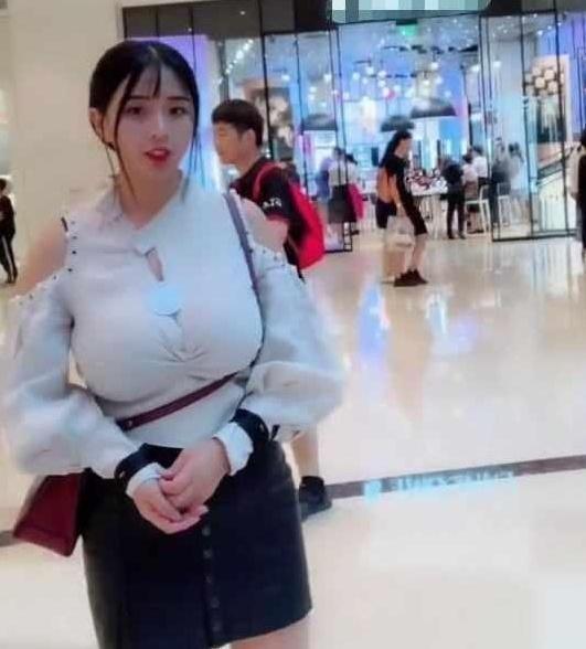 好精緻的包子臉！美女逛街走紅，被稱「微胖界的清流」，腰上的帶子成亮點  ：男朋友好福氣