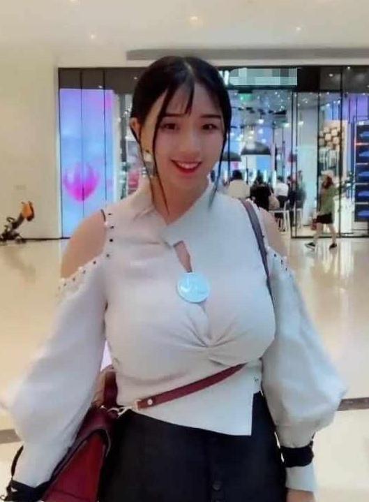 好精緻的包子臉！美女逛街走紅，被稱「微胖界的清流」，腰上的帶子成亮點  ：男朋友好福氣