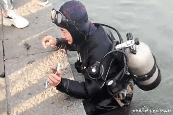 手機掉湖裡！女遊客花3000元請人打撈，3分鐘後撈出手機所有人都懵了