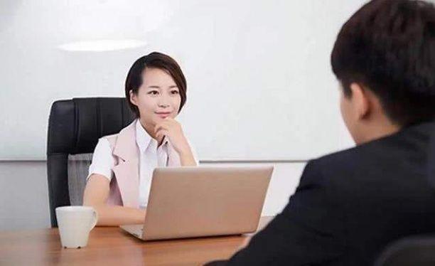 女面試官：我兒子叫你兒子「爸爸」    那我是你的誰？男子神回被當場錄取