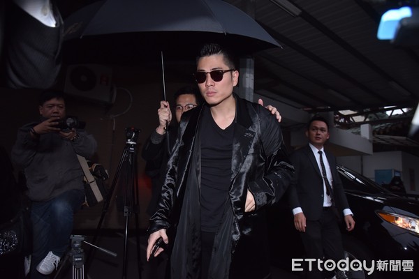 高以翔「長腿塞不進箱子」！摯友回他房間收遺物「才發現早就不對勁」　一進門就崩潰：你真的累了