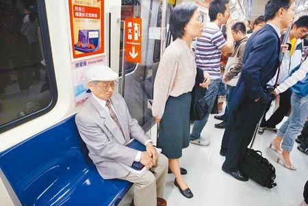 有孕婦上車！高中男生「馬上跳起來讓座」被婉拒同學笑翻　對方直接霸氣開口「所有人都臉紅了」