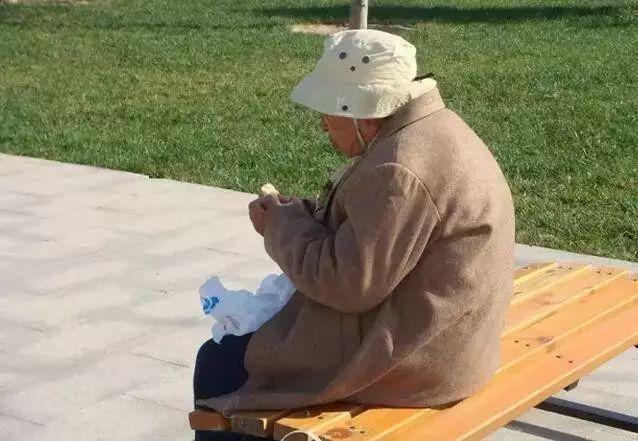 8年推壞5輪椅!2女帶80失智母「玩遍10多國」重拾笑容 生病走不動「辭職在家陪媽媽」:她快樂最重要