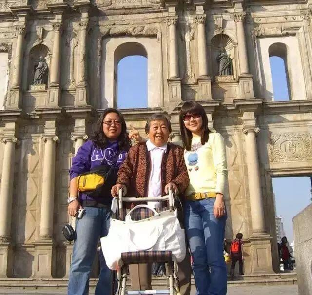 8年推壞5輪椅!2女帶80失智母「玩遍10多國」重拾笑容 生病走不動「辭職在家陪媽媽」:她快樂最重要