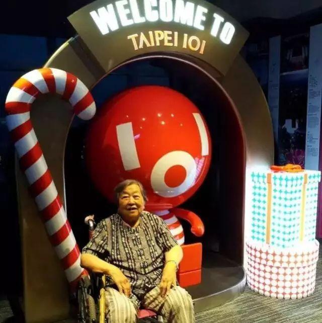 8年推壞5輪椅!2女帶80失智母「玩遍10多國」重拾笑容 生病走不動「辭職在家陪媽媽」:她快樂最重要