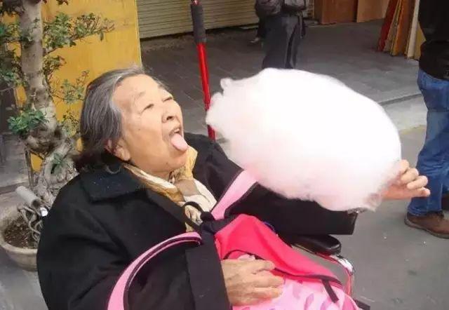 8年推壞5輪椅!2女帶80失智母「玩遍10多國」重拾笑容 生病走不動「辭職在家陪媽媽」:她快樂最重要