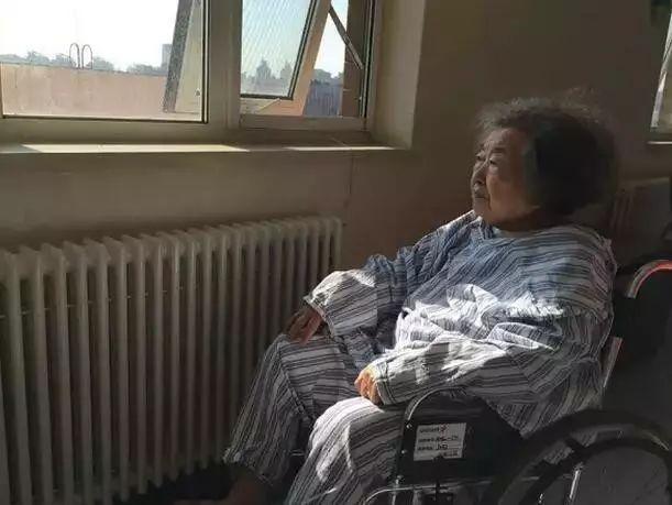 8年推壞5輪椅!2女帶80失智母「玩遍10多國」重拾笑容 生病走不動「辭職在家陪媽媽」:她快樂最重要