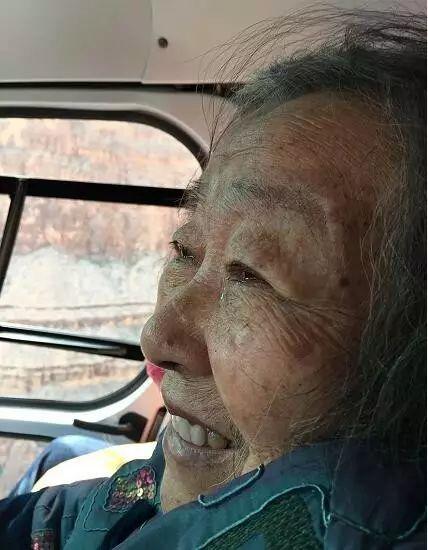 8年推壞5輪椅!2女帶80失智母「玩遍10多國」重拾笑容 生病走不動「辭職在家陪媽媽」:她快樂最重要