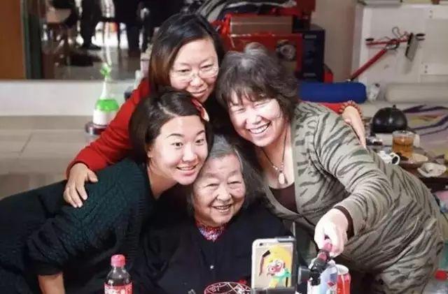 8年推壞5輪椅!2女帶80失智母「玩遍10多國」重拾笑容 生病走不動「辭職在家陪媽媽」:她快樂最重要