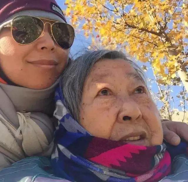 8年推壞5輪椅!2女帶80失智母「玩遍10多國」重拾笑容 生病走不動「辭職在家陪媽媽」:她快樂最重要