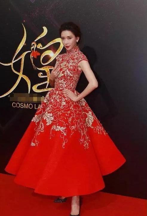 45歲林志玲「穿上旗袍」窈窕身材美翻　輕鬆駕馭「盡顯東方女性美」婀娜風姿